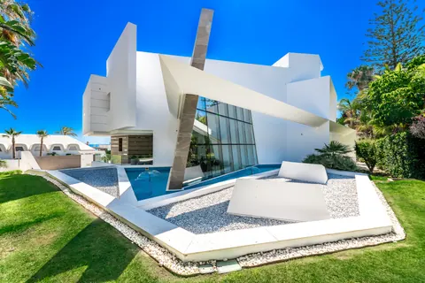 Ultra Modern Front-line Villa Beach Front pool, gym, sauna, bar, 6 bedrooms in Marbella available for sale For Super Rich Ultra Modern Front-line Villa Beach Front pool, gym, sauna, bar, 6 bedrooms in Marbella available for sale For Super Rich
