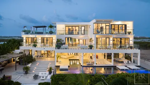 Luxury Villa Waterfront breathtaking 360-degree views, 10 bedrooms in Paradiso Del Mar - Providenciales Used for sale For Super Rich