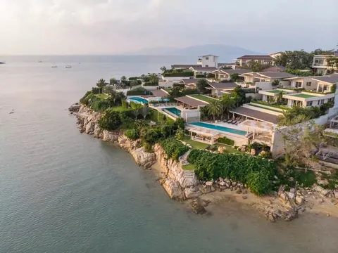 Ultimate luxury Villa Waterfront swimming pool surrounded by tropical plants, 6 bedrooms in Ko Samui