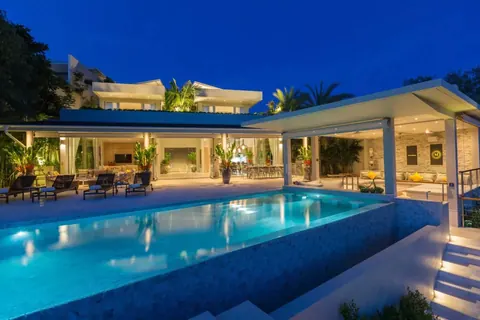 Ultimate luxury Villa Waterfront swimming pool surrounded by tropical plants, 6 bedrooms in Ko Samui available for sale For Super Rich