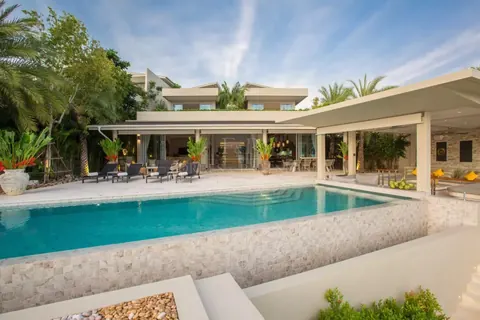 Ultimate luxury Villa Waterfront swimming pool surrounded by tropical plants, 6 bedrooms in Ko Samui unique for sale For Super Rich