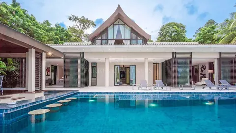 Architectural Villa Beach Front 30 meters Infinity Pool, 4 bedrooms in Phuket prix for sale For Super Rich