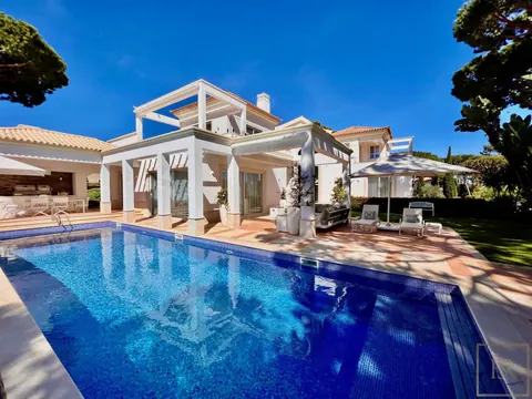 Elegant Villa open-concept lounge beautifully tiled swimming pool, 4 bedrooms in Algarve