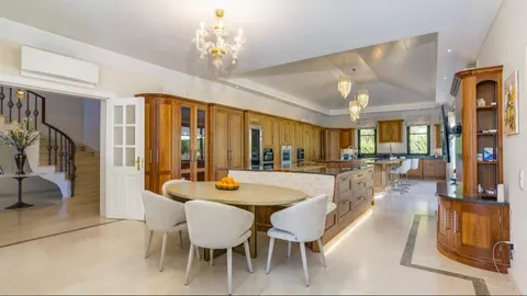 High-end Villa Panoramic View of the sea and golf, 4 bedrooms in Quinta Do Lago deal for sale For Super Rich