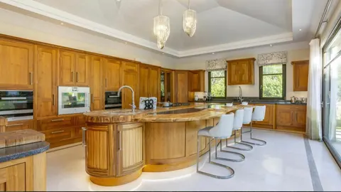 High-end Villa Panoramic View of the sea and golf, 4 bedrooms in Quinta Do Lago real estate for sale For Super Rich