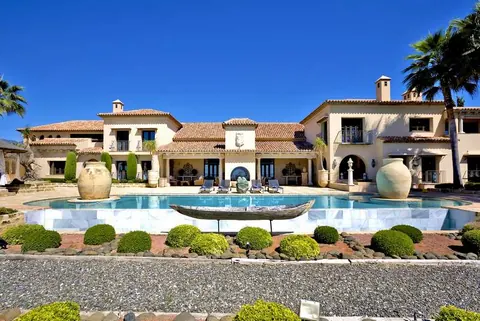 Elegant House Beach Front Outdoor pool & Indoor Heated Pool, 7 bedrooms in Los Monteros - Marbella Classified ads for sale For Super Rich