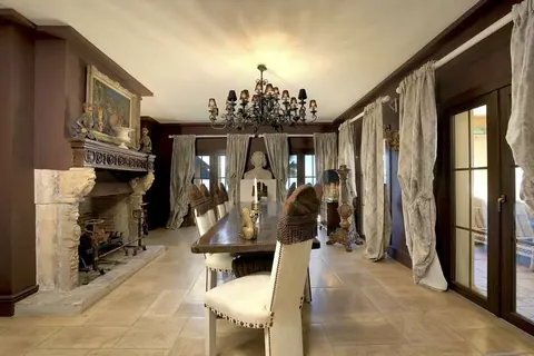 Elegant House Beach Front Outdoor pool & Indoor Heated Pool, 7 bedrooms in Los Monteros - Marbella buy for sale For Super Rich