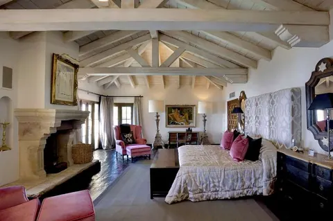 Elegant House Beach Front Outdoor pool & Indoor Heated Pool, 7 bedrooms in Los Monteros - Marbella best for sale For Super Rich