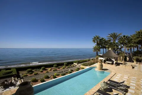 Elegant House Beach Front Outdoor pool & Indoor Heated Pool, 7 bedrooms in Los Monteros - Marbella Used for sale For Super Rich