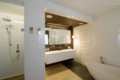 Luxury Villa Panoramic View Indoor heated pool, 6 bedrooms in Lugano prix for sale For Super Rich