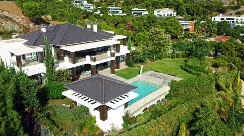 Architectural Villa 72 sqm infinity pool gated community of "La Reserva del Alcuzcuz", 9 bedrooms in Los Arqueros - Benahavis - Marbella Used for sale For Super Rich