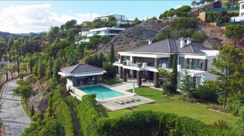 Architectural Villa 72 sqm infinity pool gated community of "La Reserva del Alcuzcuz", 9 bedrooms in Los Arqueros - Benahavis - Marbella 8419444 for sale For Super Rich