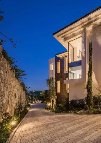 Architectural Villa 72 sqm infinity pool gated community of "La Reserva del Alcuzcuz", 9 bedrooms in Los Arqueros - Benahavis - Marbella top for sale For Super Rich