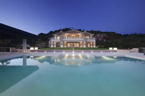 Modern Villa Panoramic View of to Gibraltar, Morocco, the Mediterranean, 6 bedrooms in Benahavis - La Zagaleta Marbella Used for sale For Super Rich