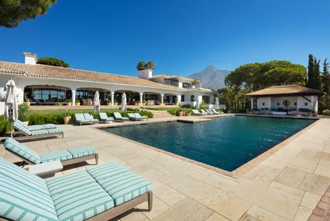 Architectural Villa Panoramic View Jacuzzi, Gym & F1 gaming room, 16 bedrooms in The Golden Mile - Marbella