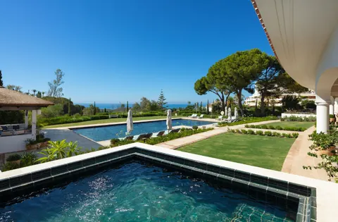 Architectural Villa Panoramic View Jacuzzi, Gym & F1 gaming room, 16 bedrooms in The Golden Mile - Marbella Used for sale For Super Rich