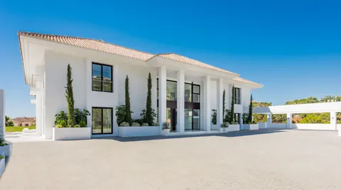 Contemporary Villa Panoramic View infinity swimming pool, 8 bedrooms in La Zagaleta Marbella
