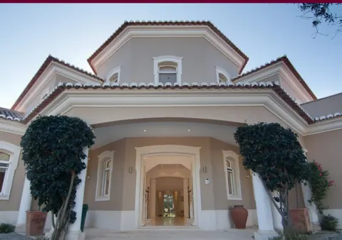 Elegant Villa Well decorated double-sided fireplace, 5 bedrooms in Algarve Coming soon for sale For Super Rich