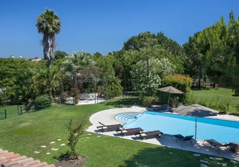 Elegant Villa Well decorated double-sided fireplace, 5 bedrooms in Algarve Used for sale For Super Rich