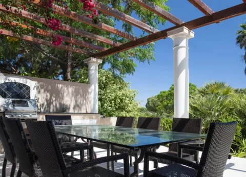 Elegant Villa Well decorated double-sided fireplace, 5 bedrooms in Algarve available for sale For Super Rich