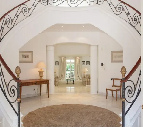 Elegant Villa Well decorated double-sided fireplace, 5 bedrooms in Algarve buy for sale For Super Rich