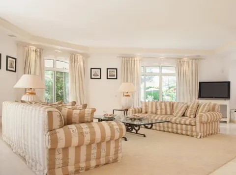 Elegant Villa Well decorated double-sided fireplace, 5 bedrooms in Algarve search for sale For Super Rich