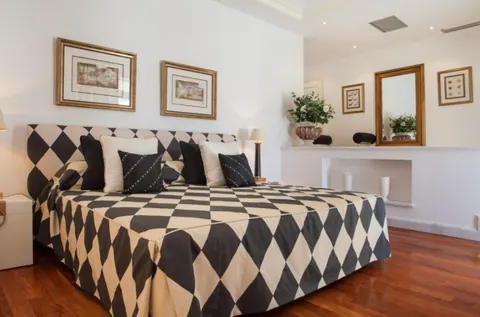 Elegant Villa Well decorated double-sided fireplace, 5 bedrooms in Algarve best for sale For Super Rich