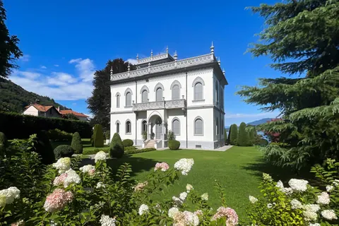 Medieval Villa Lake View Prestigious Period , 7 bedrooms in Lesa - Lake Maggiore available for sale For Super Rich