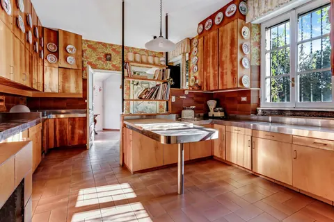 Elegant Villa Built in 1950 swimming pool and park, 5 bedrooms in Lake Maggiore deal for sale For Super Rich