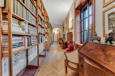 Elegant Villa Built in 1950 swimming pool and park, 5 bedrooms in Lake Maggiore real estate for sale For Super Rich