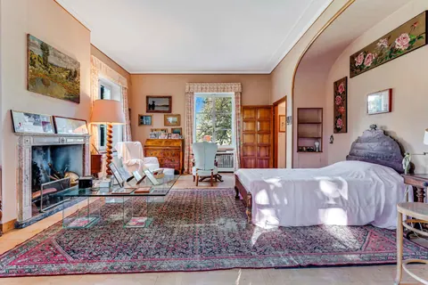 Elegant Villa Built in 1950 swimming pool and park, 5 bedrooms in Lake Maggiore ultra luxury for sale For Super Rich