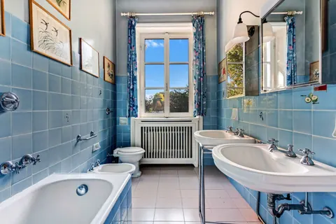 Elegant Villa Built in 1950 swimming pool and park, 5 bedrooms in Lake Maggiore expensive for sale For Super Rich