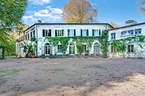 Elegant Villa Built in 1950 swimming pool and park, 5 bedrooms in Lake Maggiore
