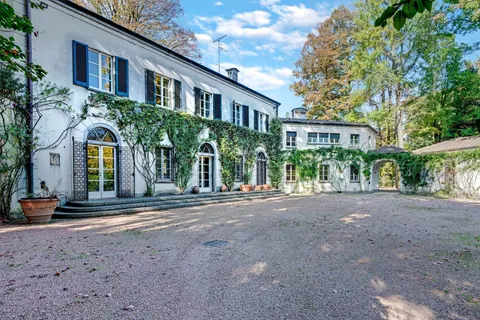 Elegant Villa Built in 1950 swimming pool and park, 5 bedrooms in Lake Maggiore available for sale For Super Rich