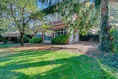 Elegant Villa Built in 1950 swimming pool and park, 5 bedrooms in Lake Maggiore buy for sale For Super Rich