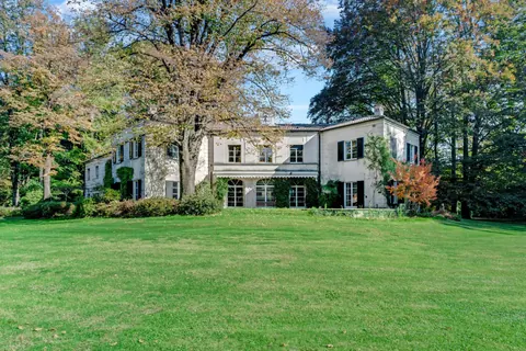 Elegant Villa Built in 1950 swimming pool and park, 5 bedrooms in Lake Maggiore Used for sale For Super Rich