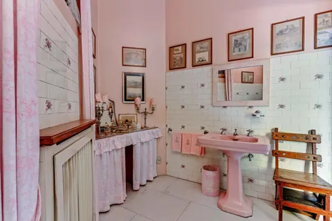 Elegant Villa Built in 1950 swimming pool and park, 5 bedrooms in Lake Maggiore best for sale For Super Rich
