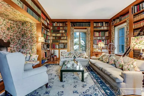 Elegant Villa Built in 1950 swimming pool and park, 5 bedrooms in Lake Maggiore price for sale For Super Rich
