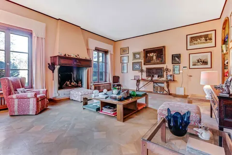Elegant Villa Built in 1950 swimming pool and park, 5 bedrooms in Lake Maggiore value for sale For Super Rich