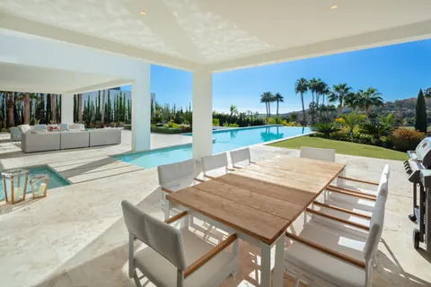 Modern Villa Aurora, heart of the Golf Valley Infinity Pool, 6 bedrooms in La Cerquilla, Nueva Andalucia - Marbella property for sale For Super Rich