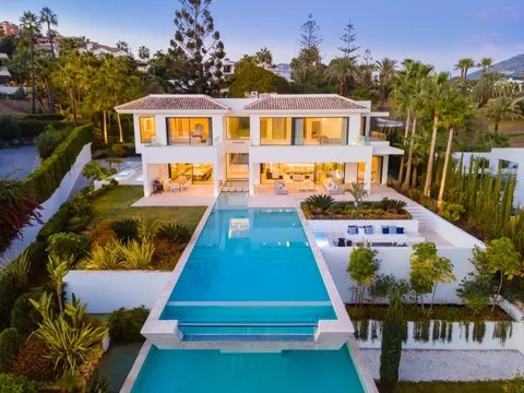 Modern Villa Aurora, heart of the Golf Valley Infinity Pool, 6 bedrooms in La Cerquilla, Nueva Andalucia - Marbella Used for sale For Super Rich