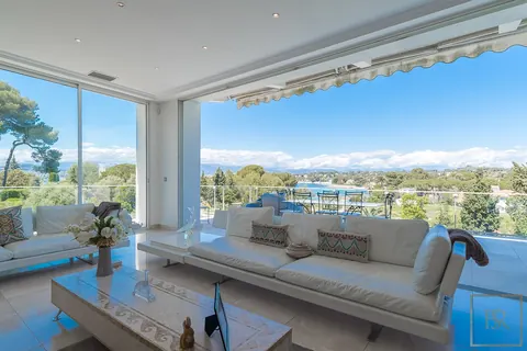 Luxury Villa Heated swimming pool and pool house. near Eden Roc hotel, 6 bedrooms in Cap d'Antibes buy for sale For Super Rich