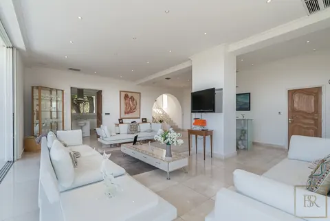 Luxury Villa Heated swimming pool and pool house. near Eden Roc hotel, 6 bedrooms in Cap d'Antibes search for sale For Super Rich