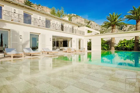 Luxury Villa Sea View 2 swimming pools, tennis court, 11 bedrooms in Eze 9135 for sale For Super Rich