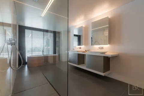 Contemporary Villa Overflowing infinity swimming pool Panoramic sea view, 5 bedrooms in Grimaud real estate for sale For Super Rich