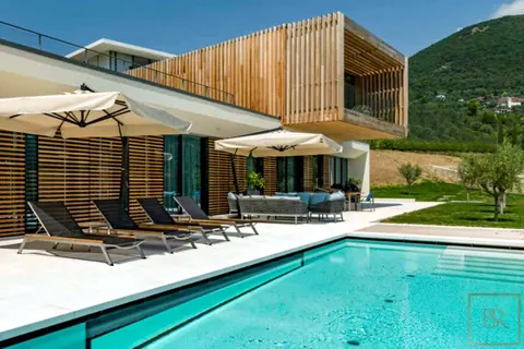 Luxury Villa 5-Star Clubhouse helipad, jacuzzi, swimming pool, 3 bedrooms in Lake Garda