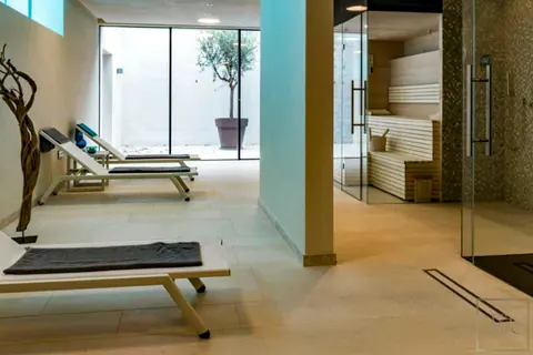 Luxury Villa 5-Star Clubhouse helipad, jacuzzi, swimming pool, 3 bedrooms in Lake Garda price for sale For Super Rich
