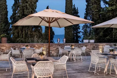 Luxury Villa 5-Star Clubhouse helipad, jacuzzi, swimming pool, 3 bedrooms in Lake Garda top for sale For Super Rich
