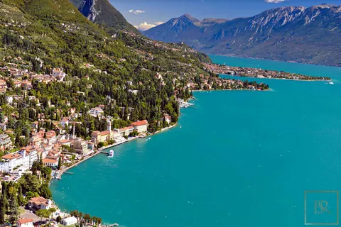 Luxury Villa 5-Star Clubhouse helipad, jacuzzi, swimming pool, 3 bedrooms in Lake Garda photos for sale For Super Rich