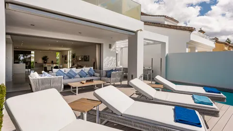 Contemporary Villa Sea View gym, sauna, jacuzzi, 4 bedrooms in Marbella top for sale For Super Rich
